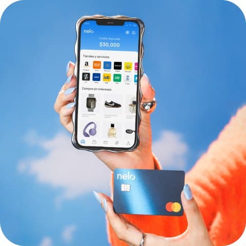 Una mano sostiene un teléfono con la app de Nelo y una tarjeta
