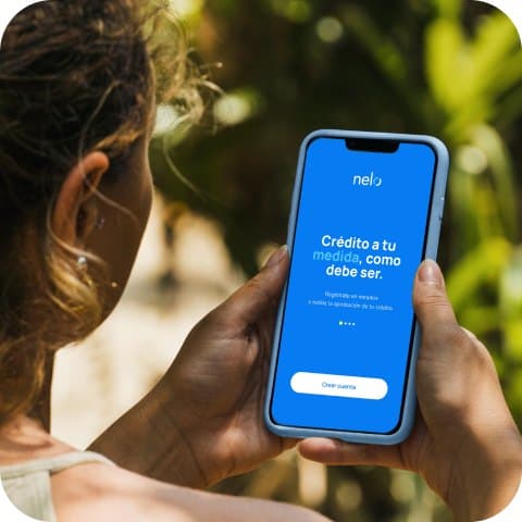 Una compradora usa la app de Nelo en la calle