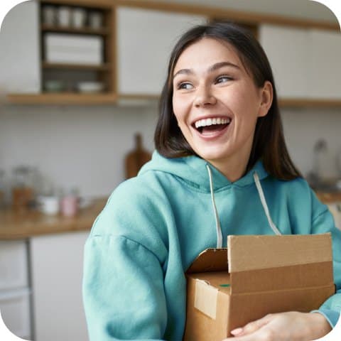 Una compradora recibe su paquete en casa