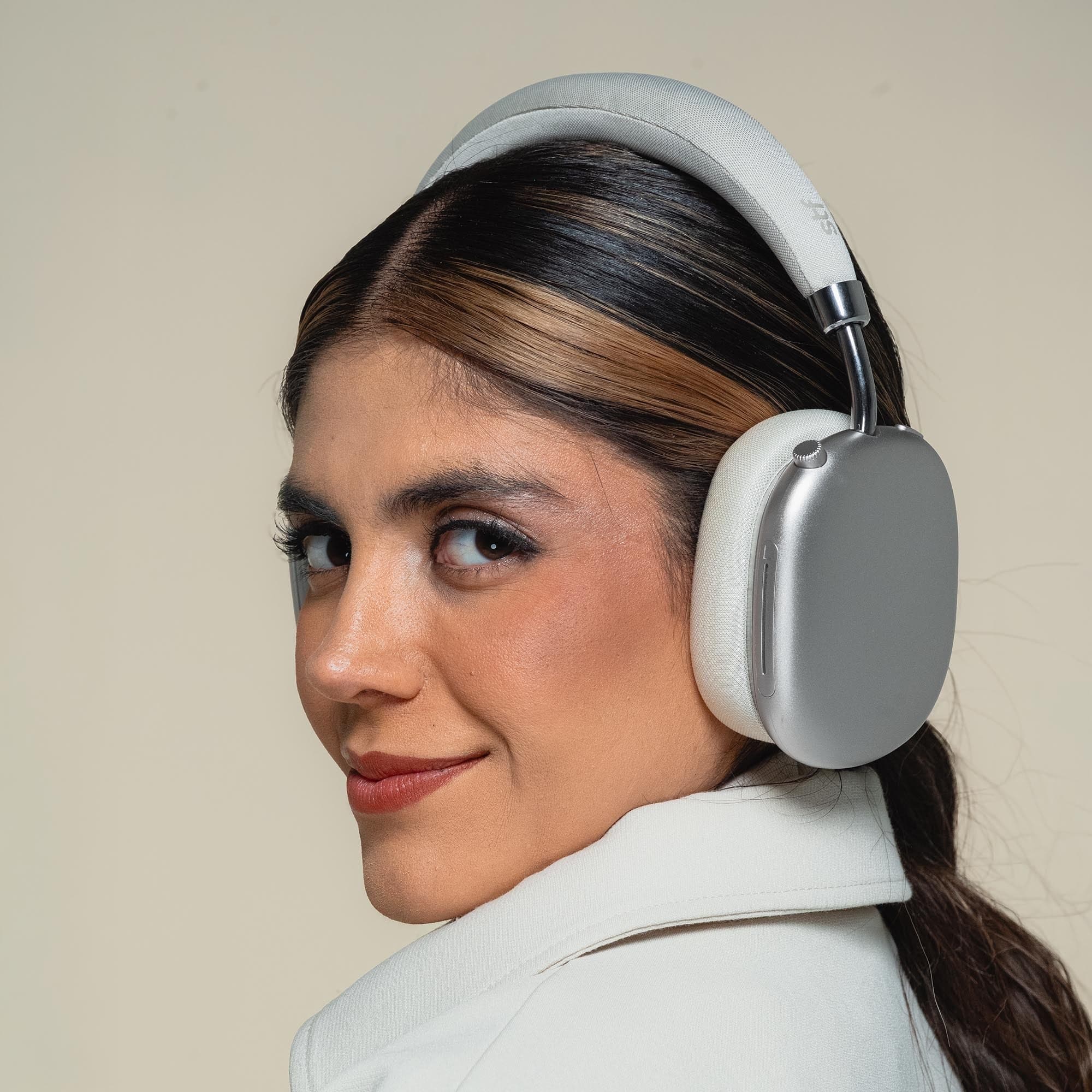 Audifonos Inalambricos On Ear STF Cherry 20 Hrs Beige — imagen 7