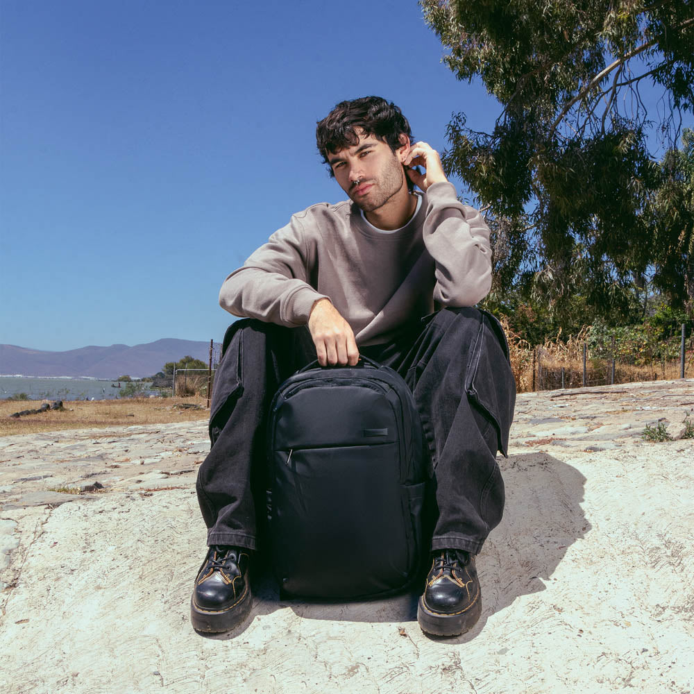 Mochila Dott Laptop 15.6" Cool Capital Negro — imagen 3