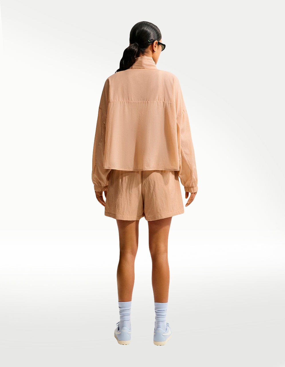 Chamarra Nike W NSW Ltwt Ripswr Café - Mujer — imagen 5