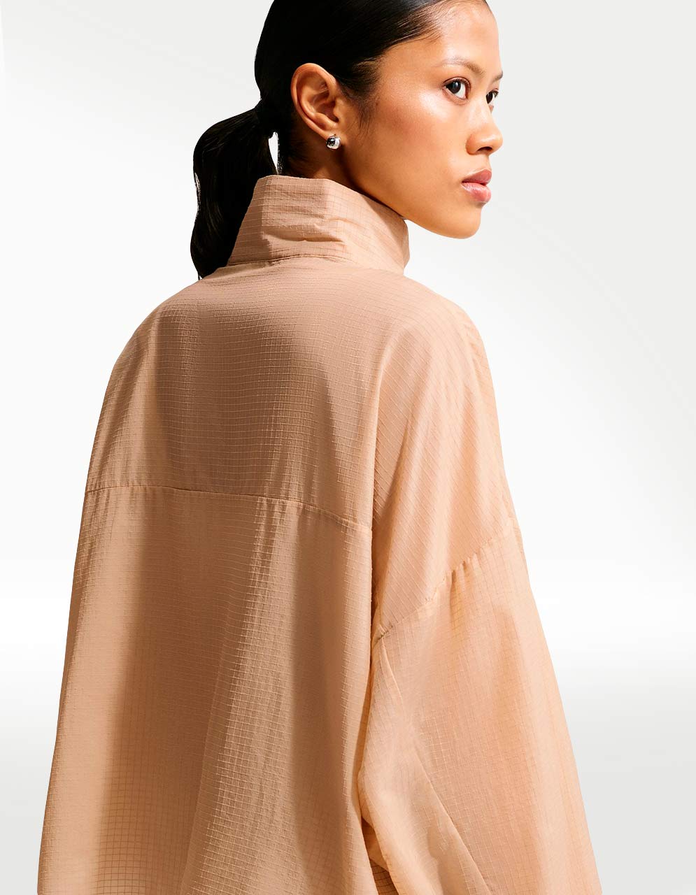 Chamarra Nike W NSW Ltwt Ripswr Café - Mujer — imagen 4