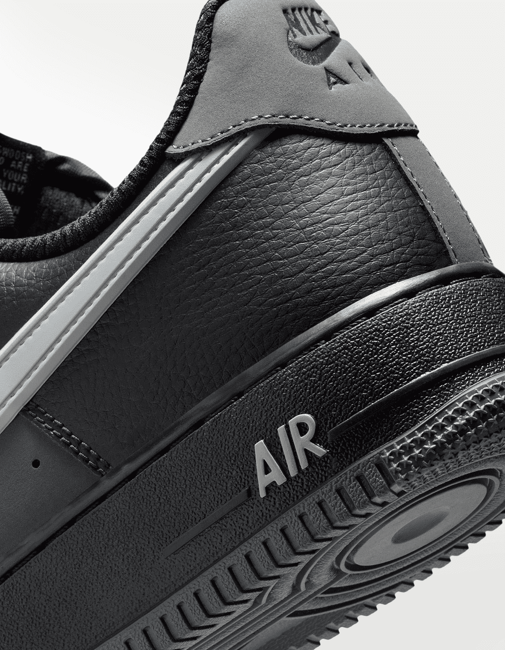 Tenis Nike Air Force 1 07 LV8 Negro - Hombre — imagen 5